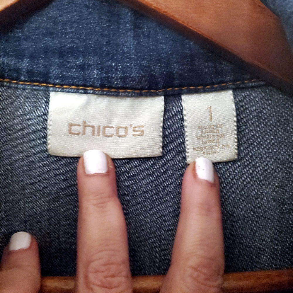 🚫SOLD🚫Chicos Size 1 Stretch Denim Jacket With Fringe in bottom - Picture 3 of 4